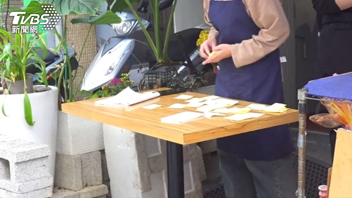 刈包店桌上貼滿訂單。(圖/TVBS)