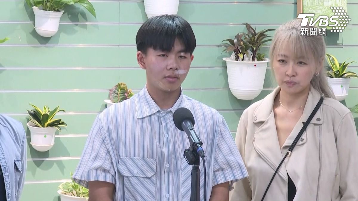 簡同學想都沒想就上前救人,壓制住對方,但沒想到嫌犯事後竟然無保飭回,還反告簡同學傷害罪(圖/TVBS)