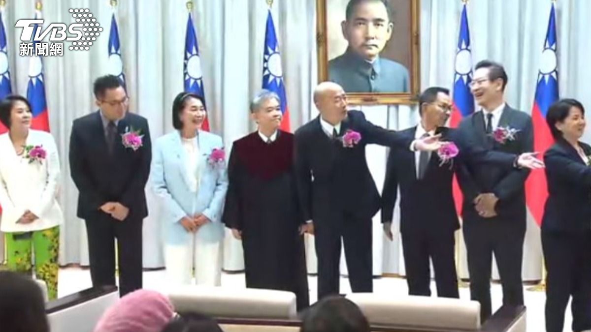 立法院長韓國瑜與民眾黨新科立委。(圖/TVBS)