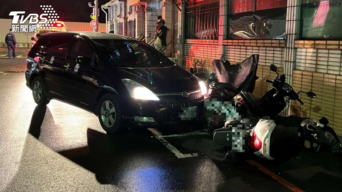駕駛肇事後再爆衝路邊6輛機車。(圖/TVBS)