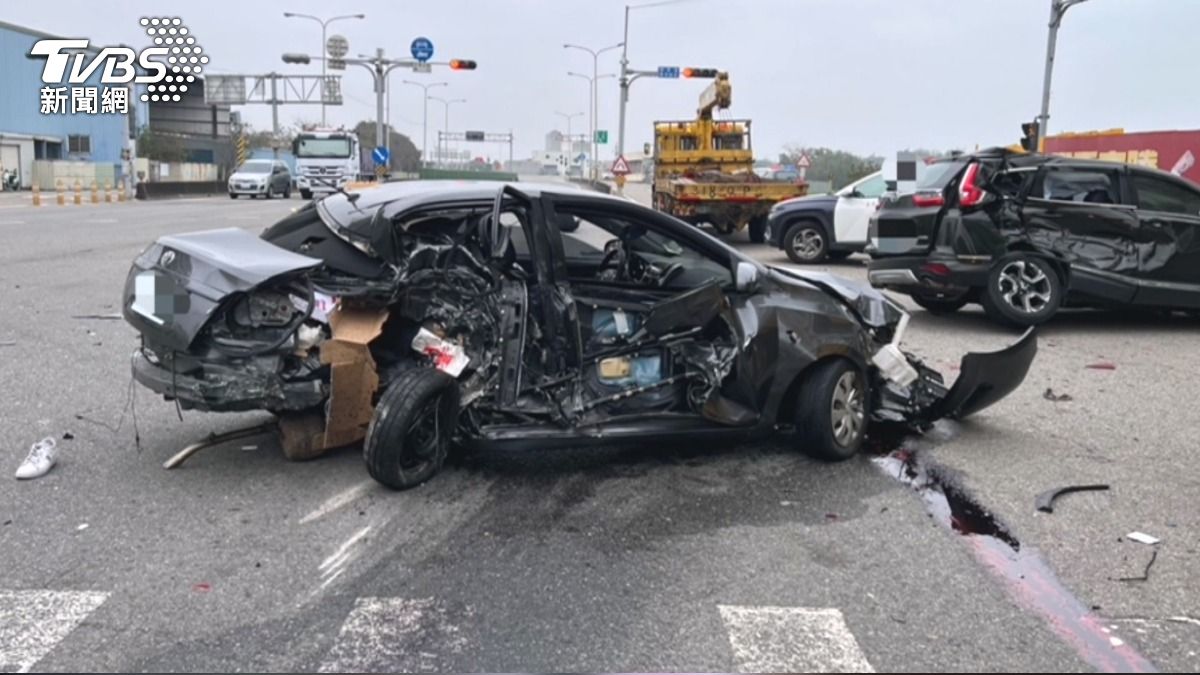 其中一輛轎車車頭保險桿脫落,側面車身更像是被扒皮一般。(圖/TVBS)