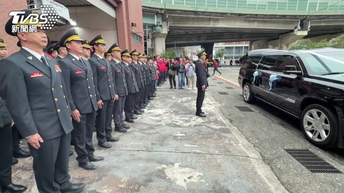 200多位警義消列隊送別詹能傑。(圖/TVBS)
