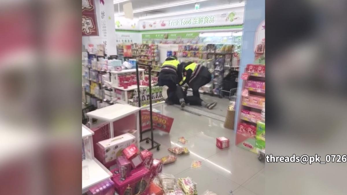 台中男鬧2店揚言開槍！拿安全帽砸人　警壓制扭打畫面曝。(圖／Threads @pk_0726)