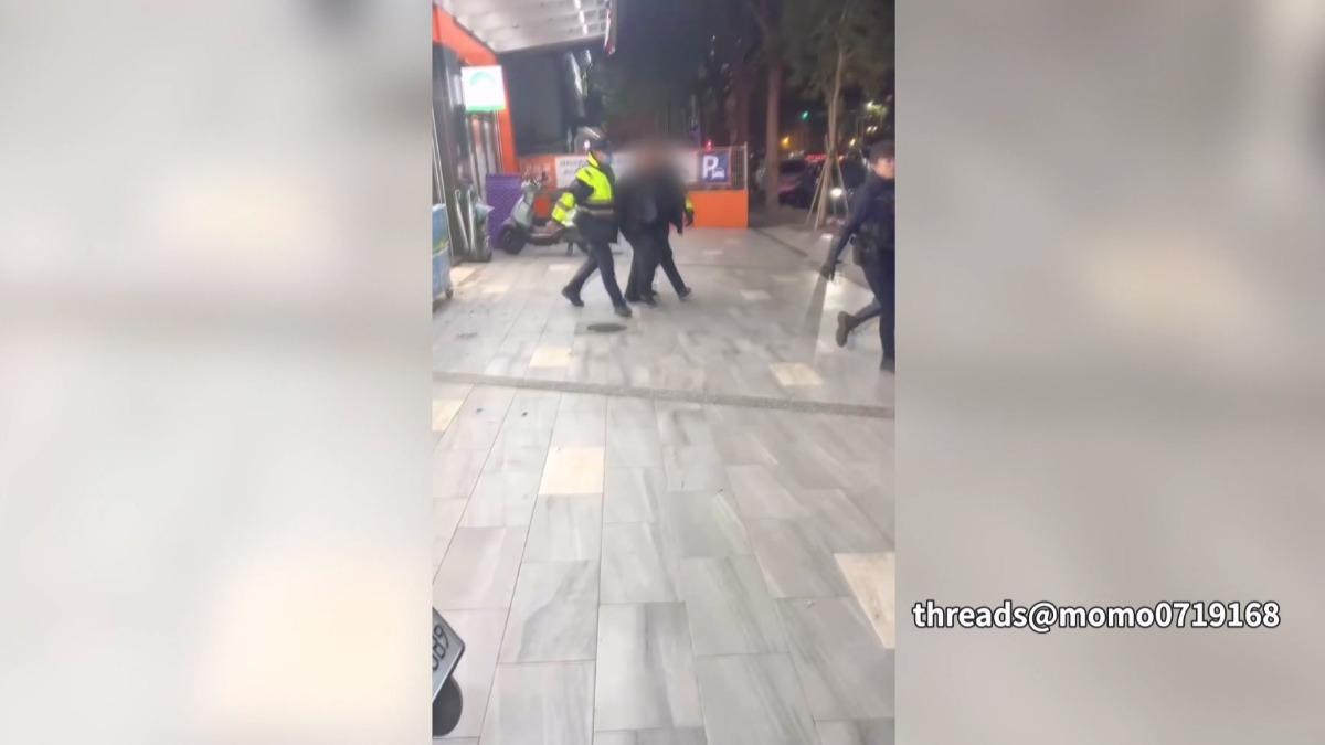 警方獲報後迅速到場將男子壓制逮捕。(圖／Threads @momo0719168)
