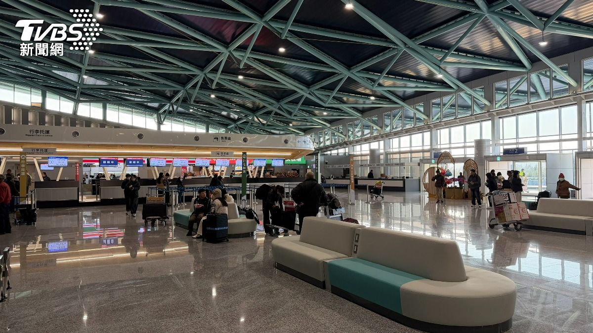 金門港旅運中心相較舊碼頭，提供更寬敞的通關服務空間。（圖／程子奕攝）
