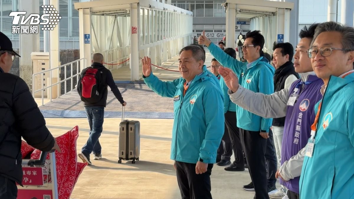 金門縣副縣長陳祥麟率局處長迎接首班抵達新碼頭旅客。（圖／程子奕攝）