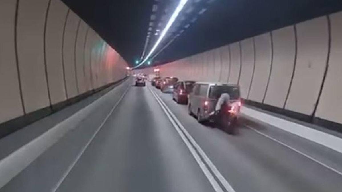 港大老山隧道驚魂！機車撞貨車「人插進車廂」　網笑：搭了便車