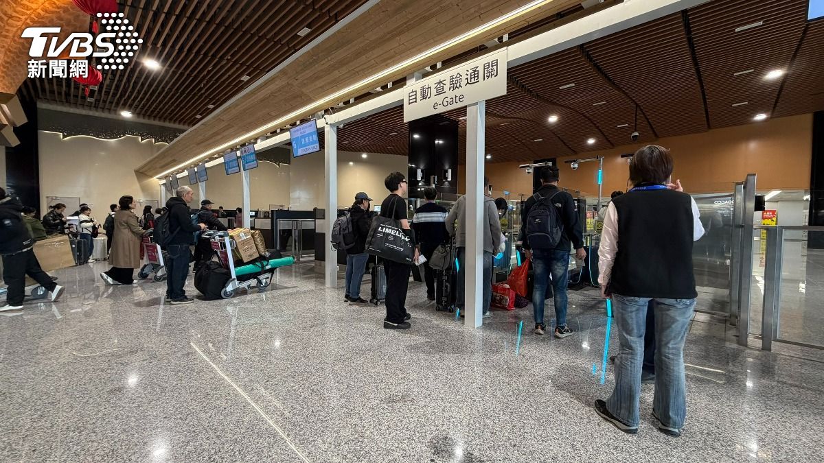旅客陸續通關進入金門。（圖／程子奕攝）