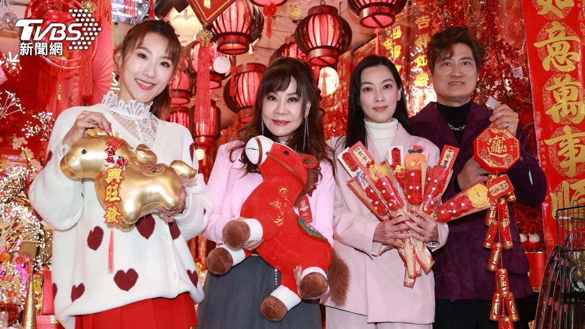 謝金晶(左起)、龍千玉、陳淑萍、楊哲一起逛年貨大街。(圖/黃城碩攝)