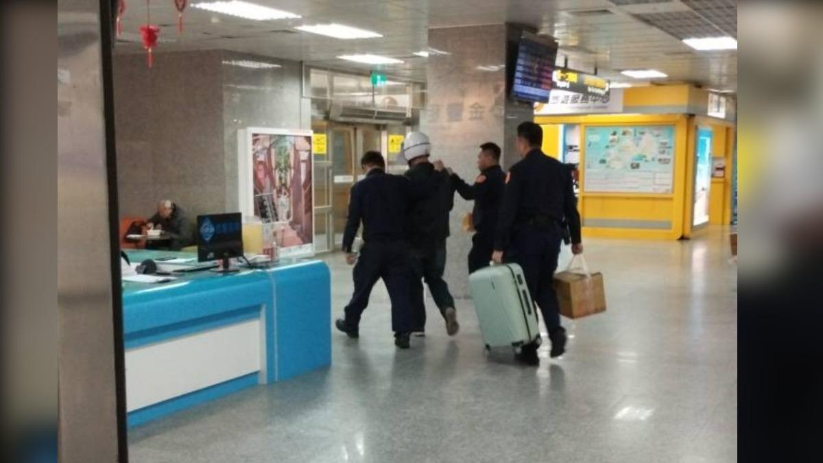 露餡想開溜!金門機場安檢揪毒 男子行李藏針頭吸食器遭逮