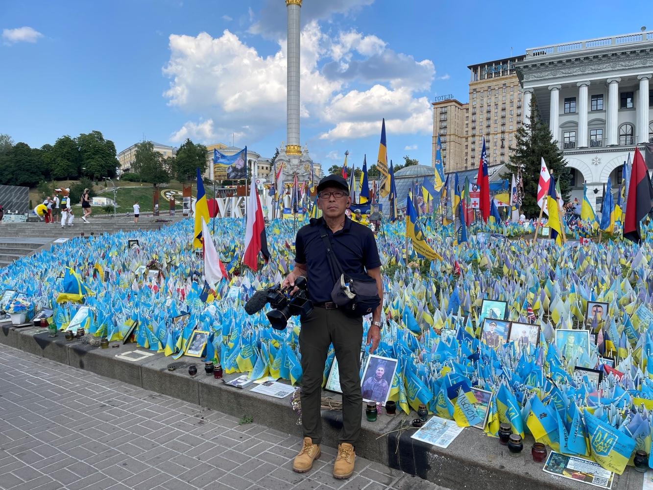 攝影師谷茂剛稔一同隨行前往烏克蘭拍攝。(圖/天馬行空提供)