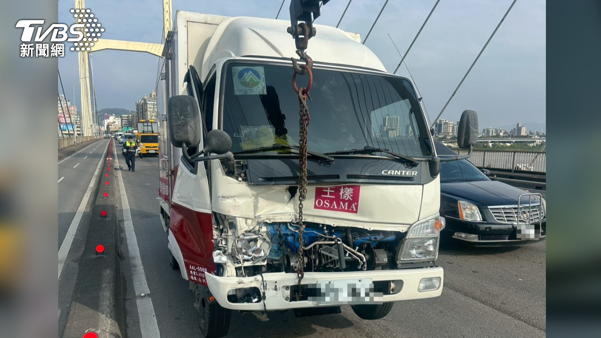 貨車車頭有明顯撞擊痕跡。(圖/TVBS)