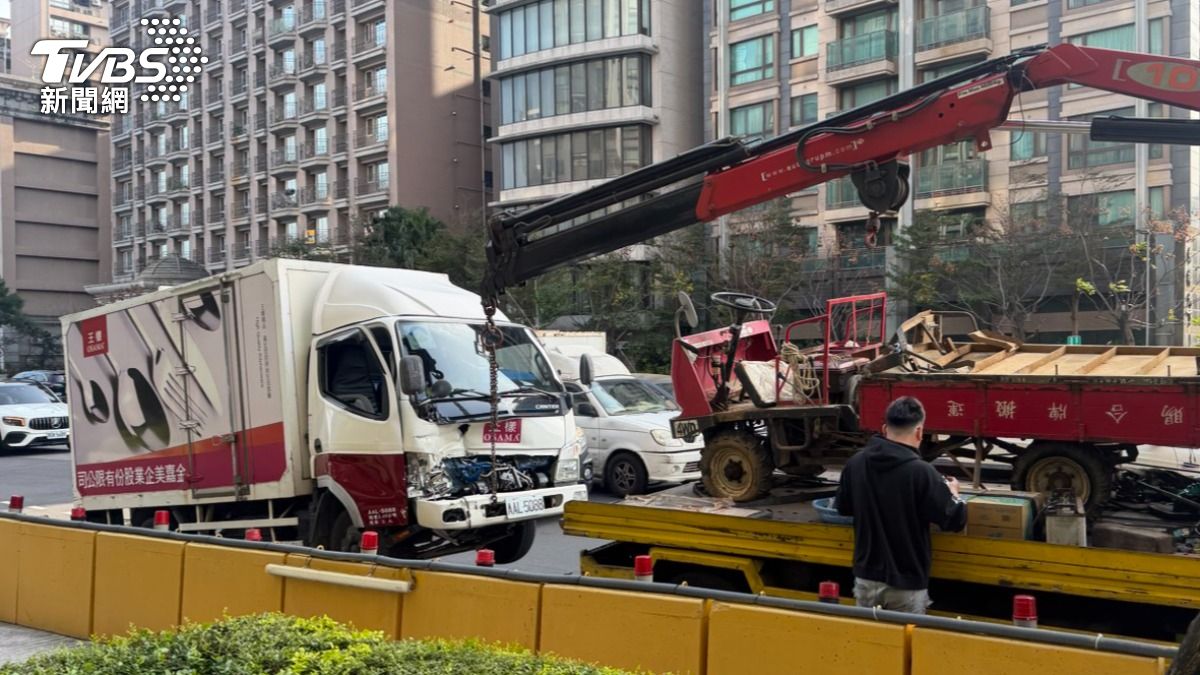 事故車輛目前已經拖離排除。(圖/TVBS)