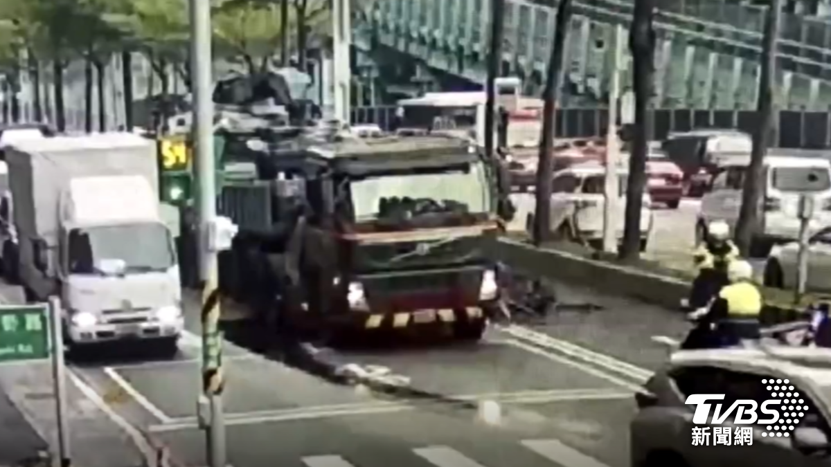 鋼筋從大貨車掉下來時，砸破車輛油管，導致油漏滿地。（圖／TVBS）