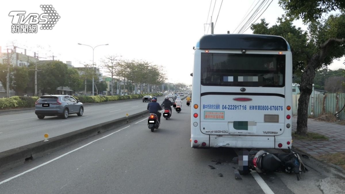 台中女騎士煞不住「追尾」摔地滿身傷 公車違停慢車道挨罰