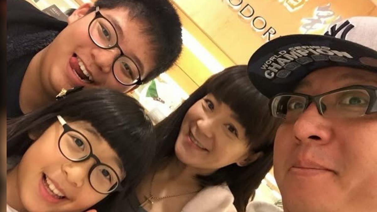 陸元琪曬出全家福合照,表示全家人合照真的很少。(圖/摘自臉書)