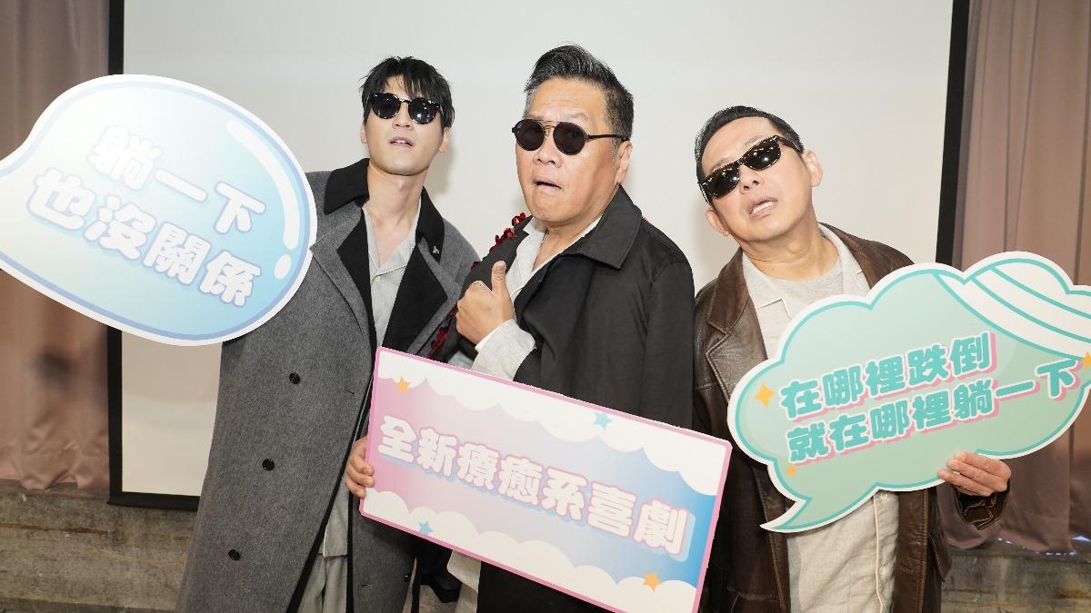 屈中恆(右)回答敏感問題略顯尷尬。(圖/全民大劇團提供)