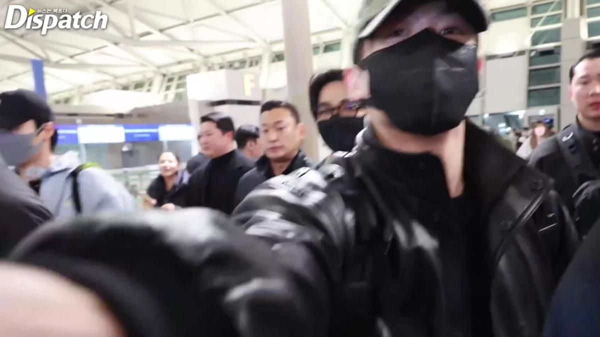 BTS久違全員機場路,柾國拿走D社相機自拍超可愛。(圖/翻攝Dispatch)