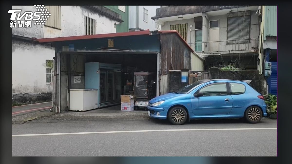 雜貨店打烊前，男子闖入嚇壞鄰居。（圖／TVBS）