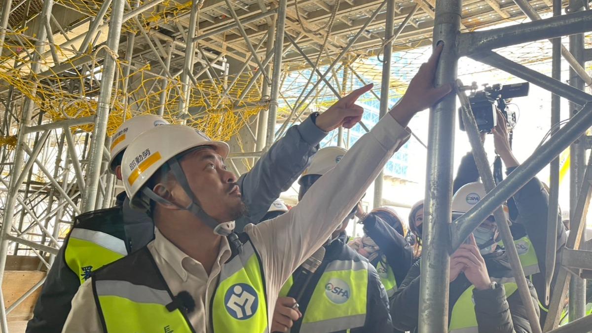 勞動部洪申翰提醒建築工地使用模板支撐應確實設置插銷。(圖/勞動部提供)