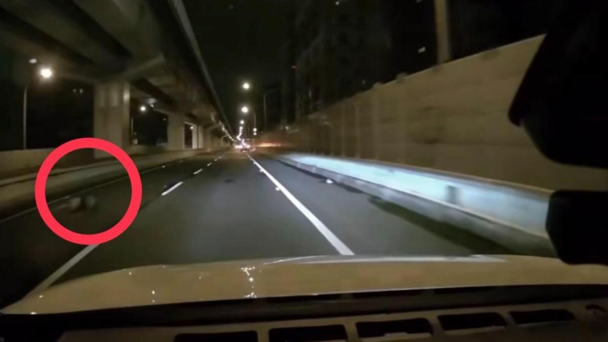 民眾的行車紀錄器拍下溫男倒臥在內側車道。(圖/翻攝自Threads@fhysono999)
