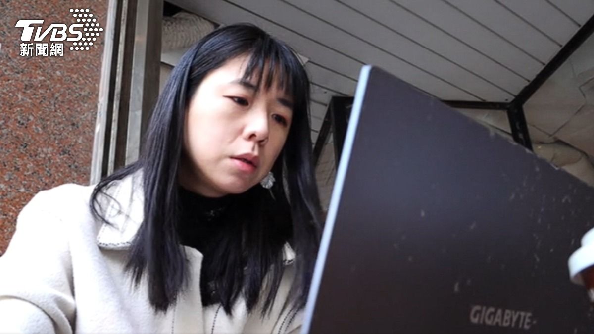 自由接案者蔣欣倫坦言,現階段認為投入股市、投資自己更好,掙扎要不要買房。(圖/TVBS)