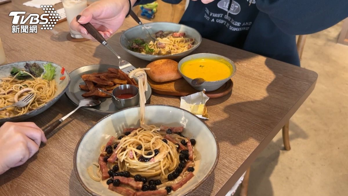 老闆發揮創意將台灣食材融入義大利麵中，這兩盤特殊料理究竟有沒有人能夠吃完，就看有沒有勇者敢來挑戰。（圖／TVBS）