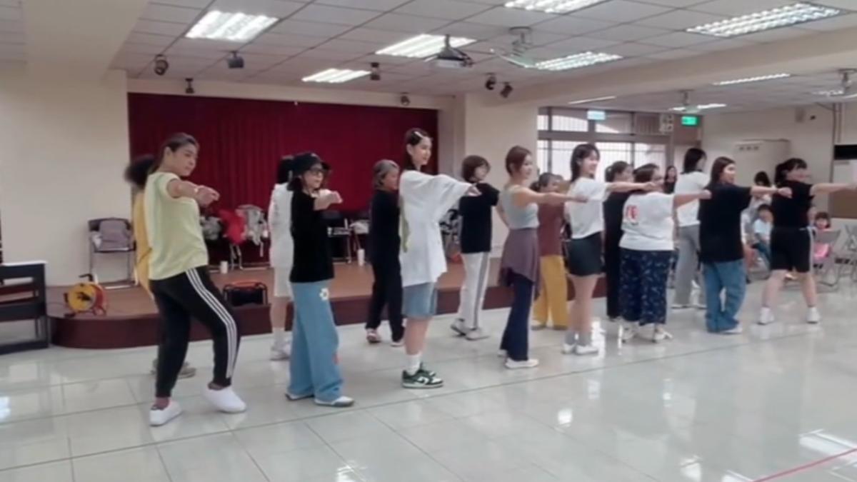 編劇呂安弦公開《陽光女子合唱團》練舞新花絮。(圖/翻攝呂安弦 IG)