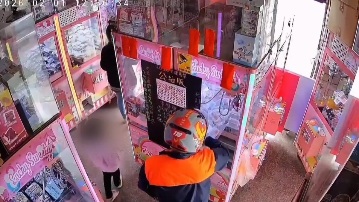 男子踢踹娃挖機台，由於穿著消防衣，頭戴消防圖騰的安全帽惹眾怒。。（圖／翻攝台灣消防社群）
