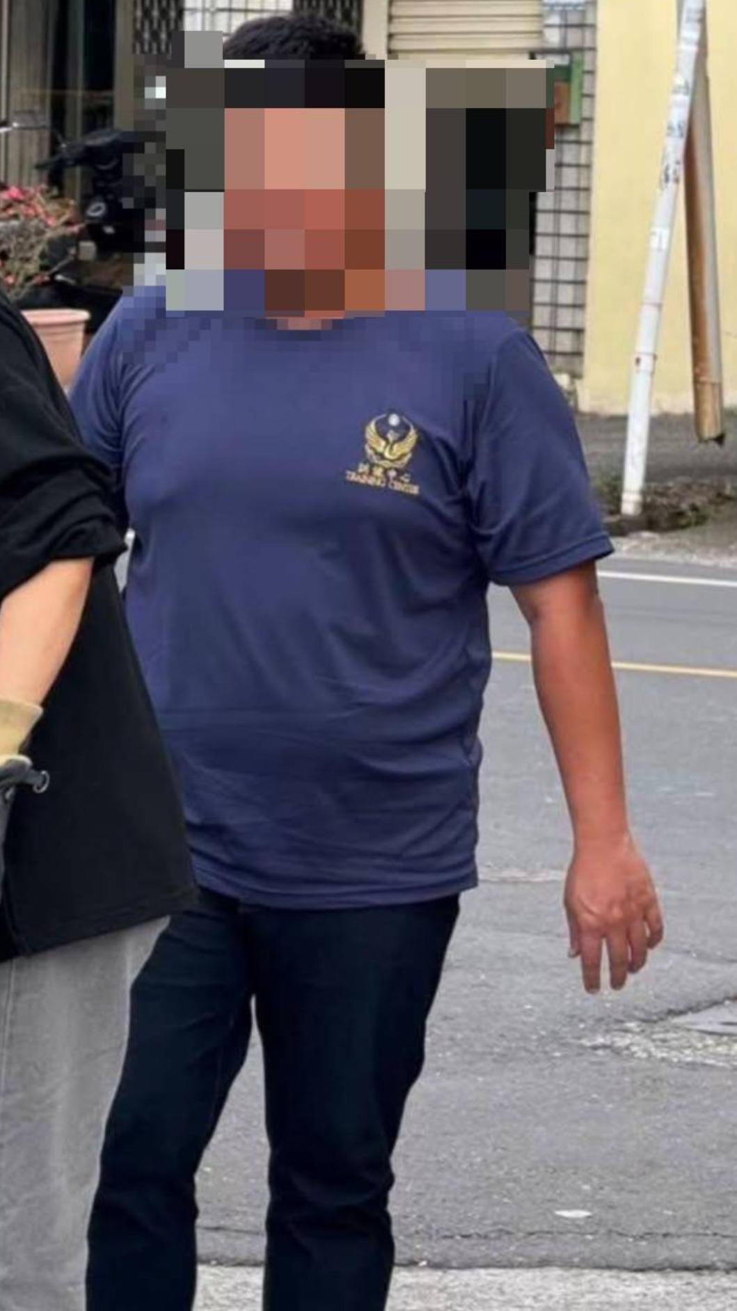 踢踹娃娃機台的男子，被揪出是屏東一名義消，剛加入不到2年就惹出爭議。。（圖／民眾提供）