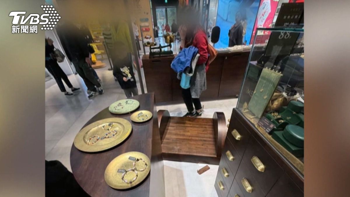 孩子把「展示櫃」當牆靠，結果重心不穩，連同商品撞倒，而媽媽說了一句「商品全包」。（圖／TVBS）