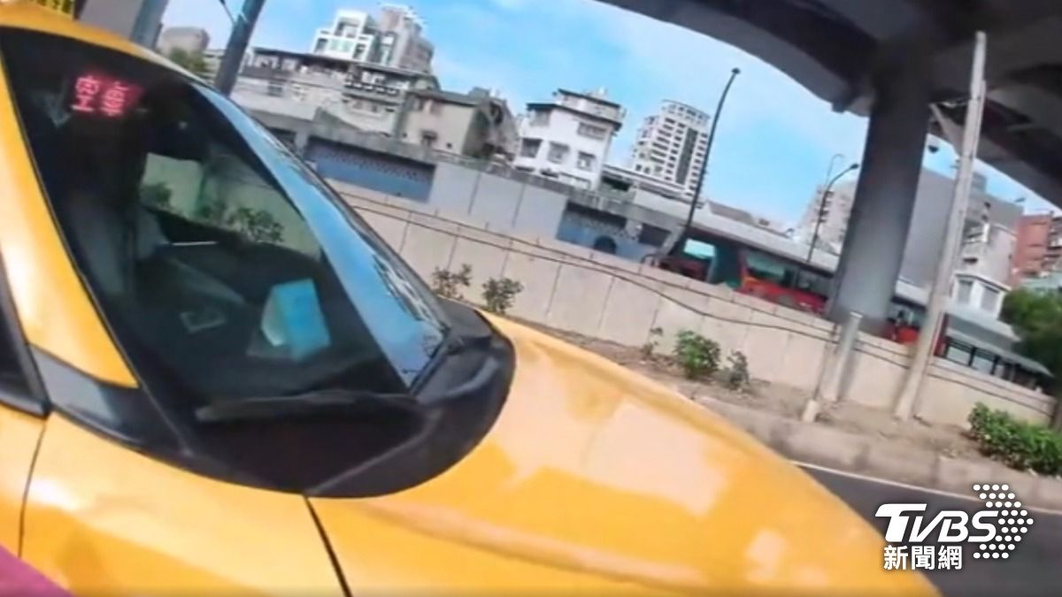 女騎士控運將惡意衝撞，企圖把她逼到旁邊，鑽車縫。（圖／TVBS）