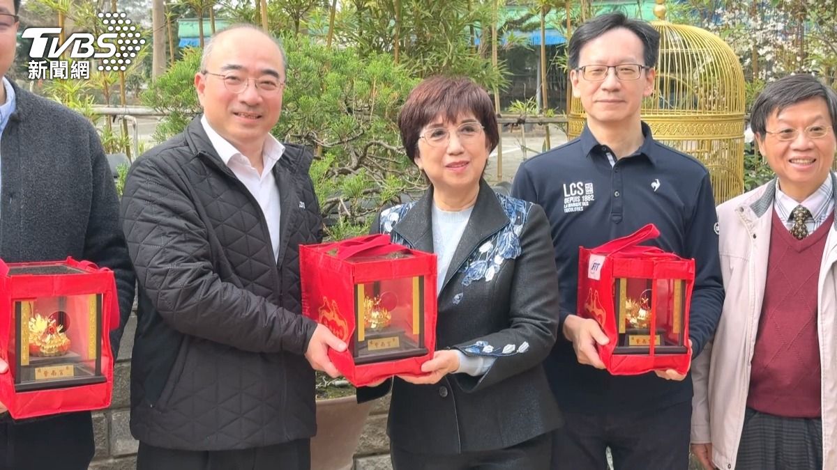 鴻海「錢媽媽」率幹部赴紫南宮酬神 帶3金雞2金牌拜土地公。(圖/TVBS)