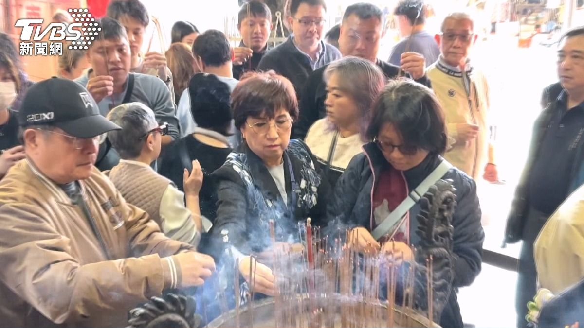 鴻海「錢媽媽」率隊酬神 攜3金雞拜紫南宮。(圖/TVBS)