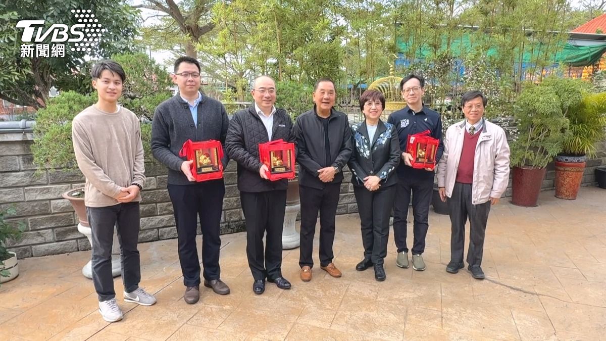 鴻海「錢媽媽」率隊酬神 攜3金雞拜紫南宮。(圖/TVBS)