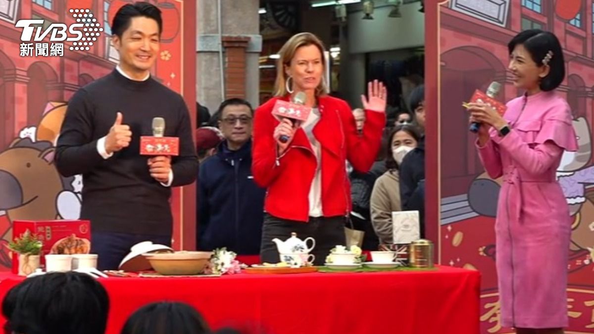 包瓊郁秀流利台語,祝福大家「馬年行大運、喝好茶錢滿袋」。(圖/TVBS)