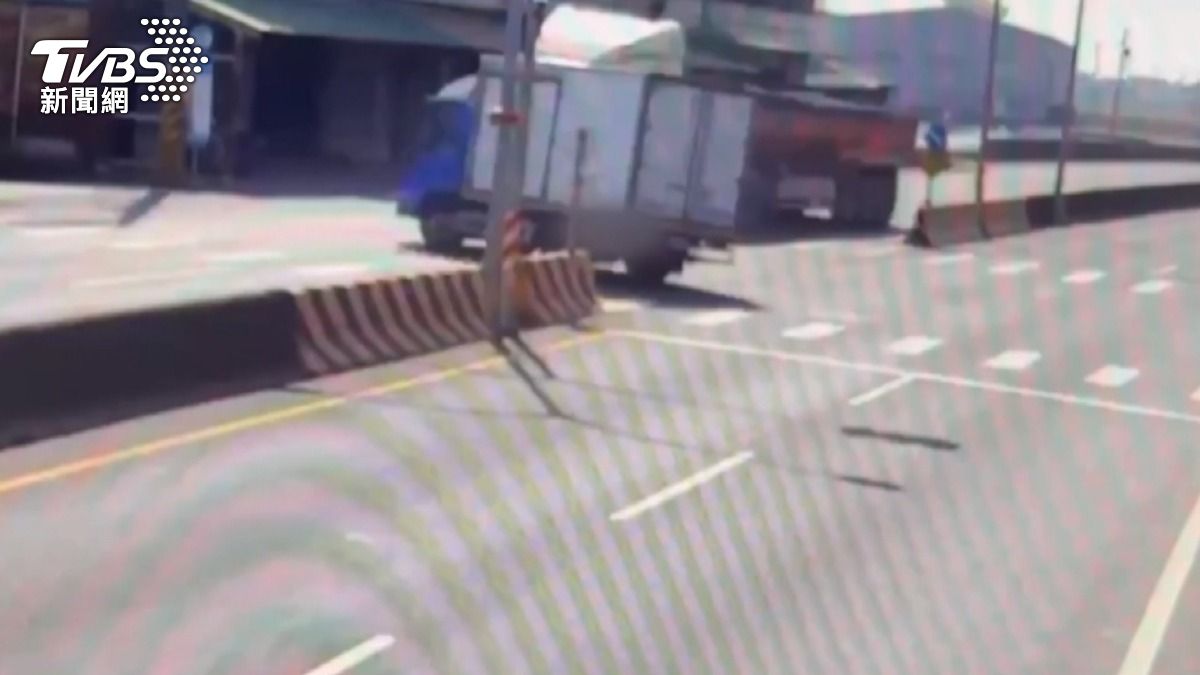 嘉義砂石車為閃迴轉貨車失控，直接衝進民宅，現場一片狼藉。（圖／TVBS）