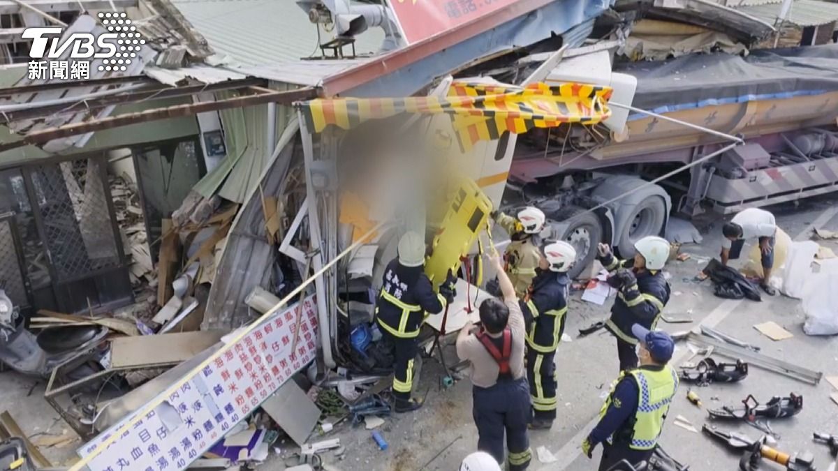 砂石車駕駛受困車內，救護人員搬出鋁梯和長背板協助脫困，火速送醫治療。（圖／TVBS）
