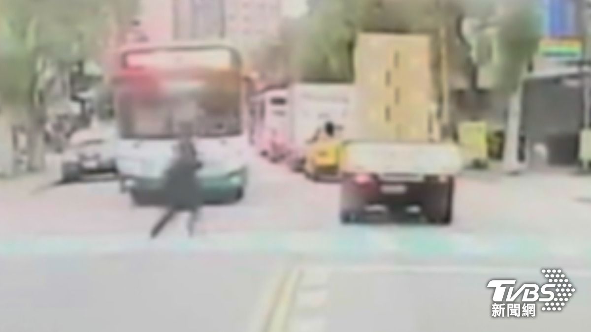 公車司機幫擋車流，禮讓行人。（圖／TVBS）