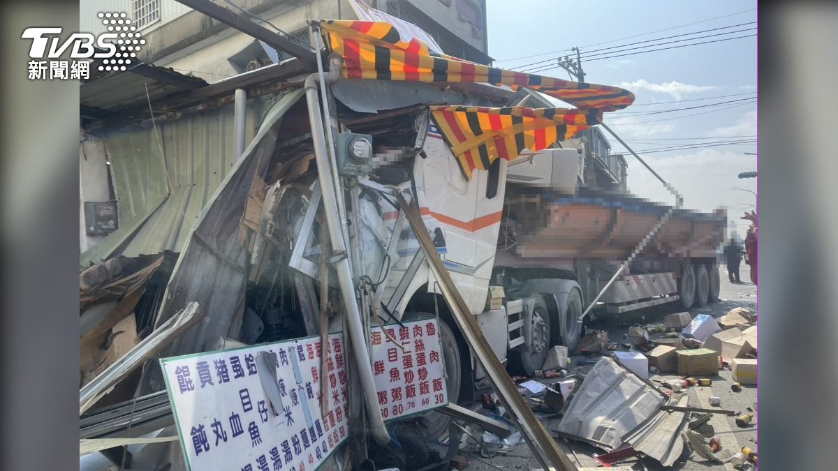 這起車禍造成一連四間房屋受損，多部機車卡在瓦礫中，早餐店內物品東倒西歪，員警拍照蒐證都相當困難。（圖／TVBS）