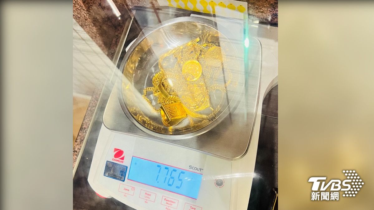 年前大掃除丟衣櫃，抽屜暗格藏「百萬金飾」。（圖／TVBS）