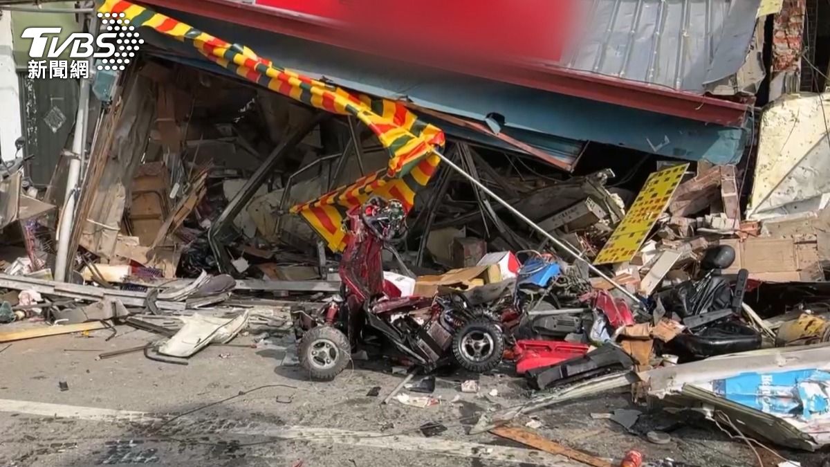 砂石車一連撞了4間,包含住家、檳榔攤和兩間店面,其中最慘的就是早午餐店。(圖/TVBS)