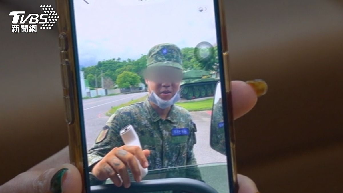 張姓中士2024年時,在軍中不幸猝逝,其母親指控,兒子的死,軍方有嚴重疏失。(圖/TVBS)