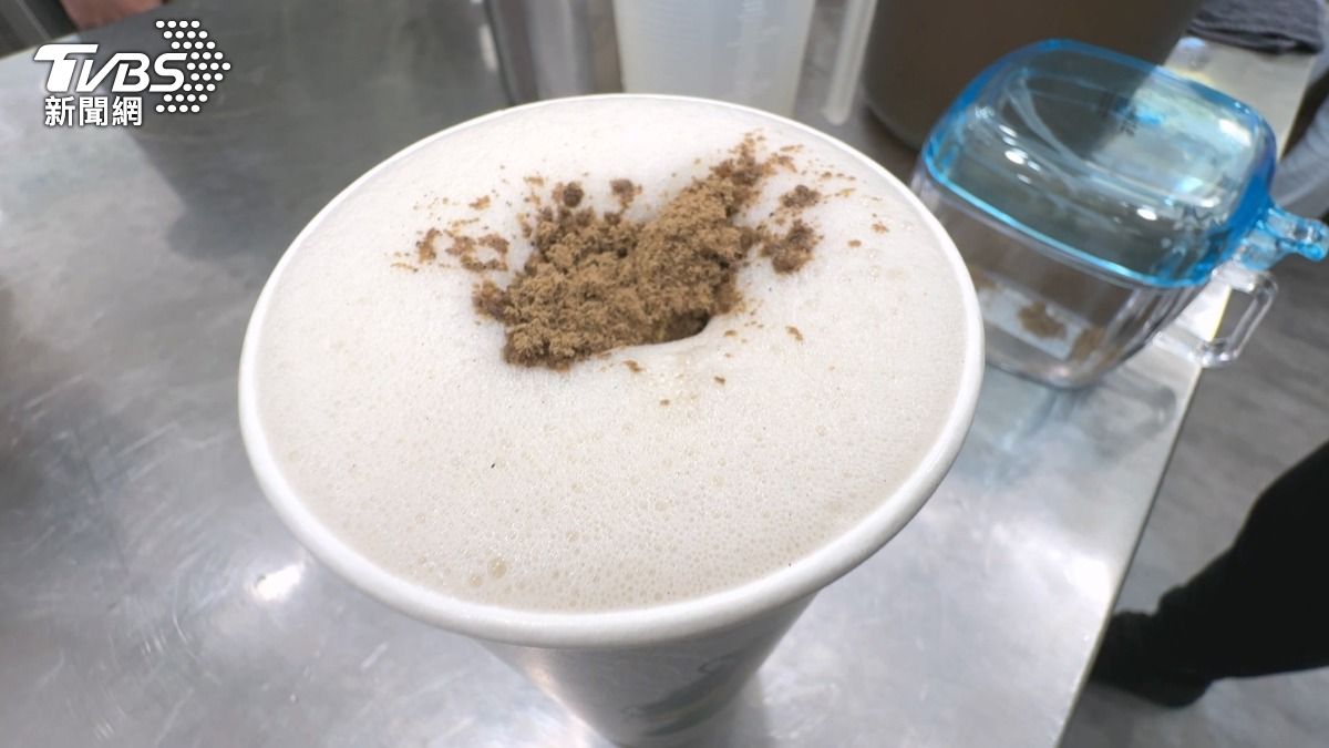 邪教美食+2!手搖飲「椒麻奶茶」可調麻度 超商泰式蒜辣拔辣回敬。(圖/TVBS)