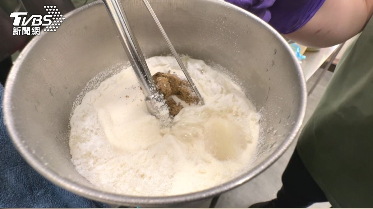 邪教美食+2!手搖飲「椒麻奶茶」可調麻度 超商泰式蒜辣拔辣回敬。(圖/TVBS)