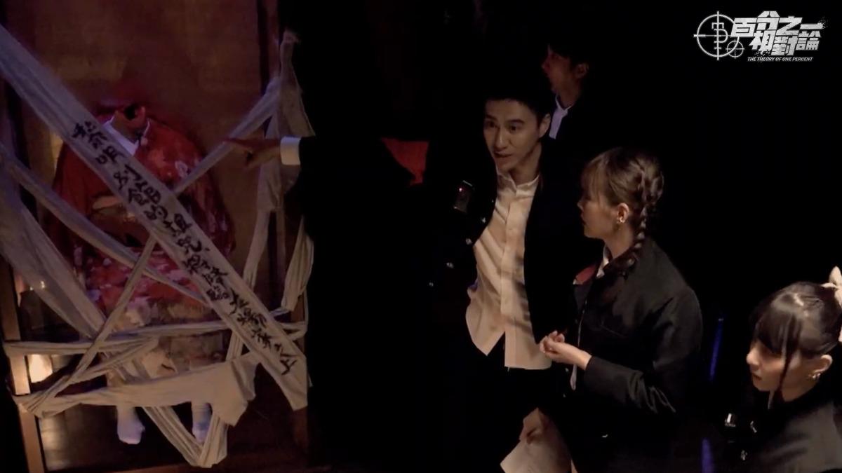 眷村老宅驚見多具無頭屍,陳漢典、潘君侖翻開女屍找到驚人真相。(圖/映底子國際傳媒股份有限公司提供)
