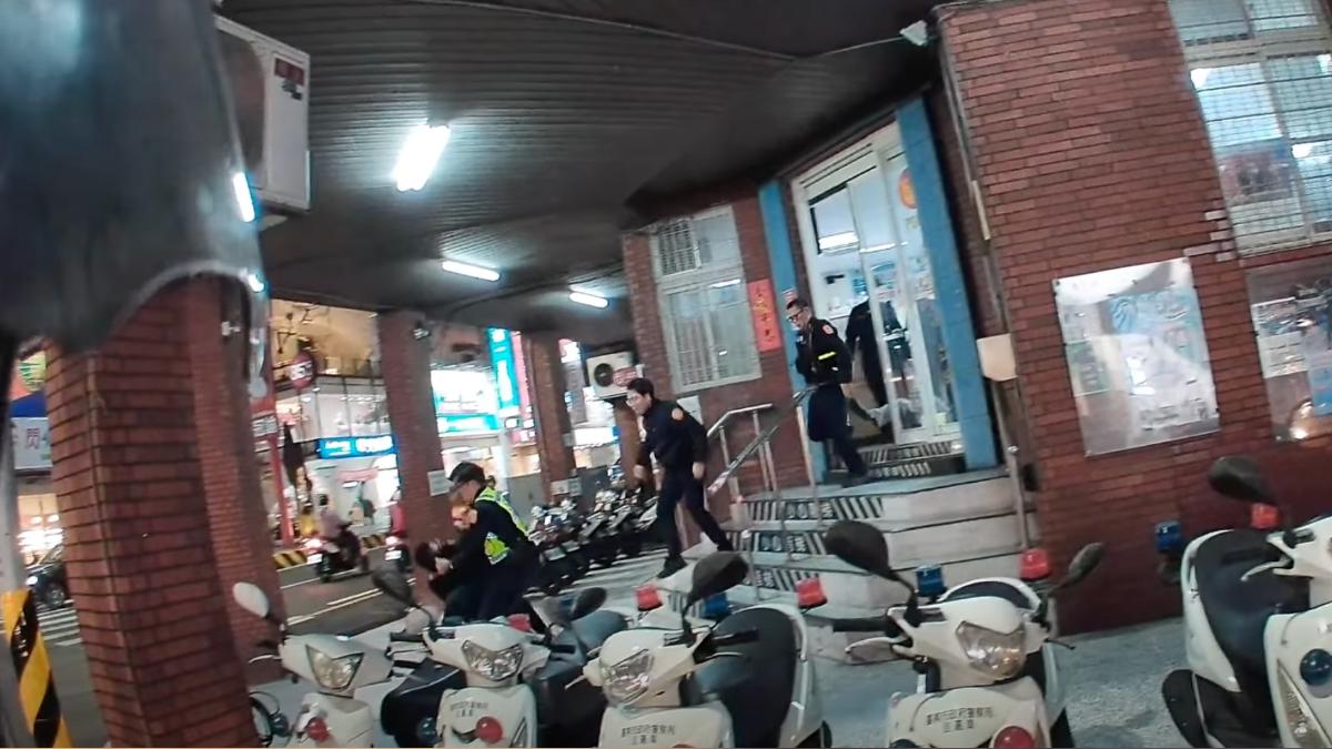 大批員警衝出來壓制足療師。（圖／翻攝自台南大小事）