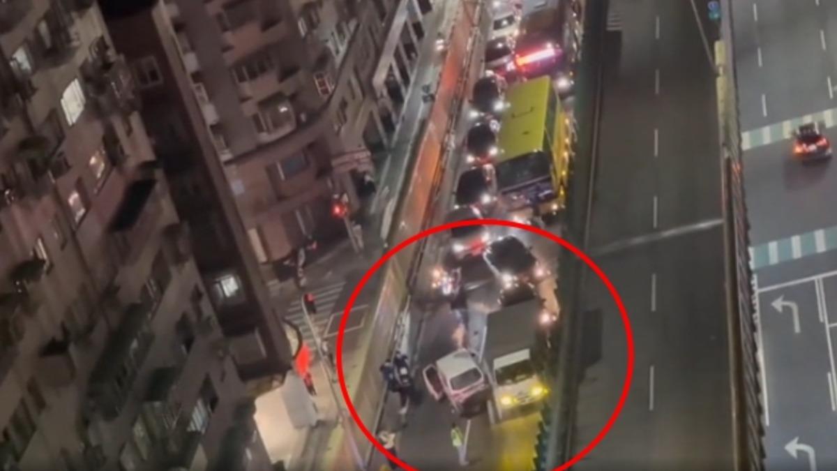 忠孝橋上發生兩車事故,佔據線道造成車流回堵,橋上宛如大型停車場般。(圖/民眾提供)