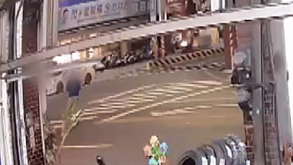 台南街頭隨機砍人，一名男子持刀穿越斑馬線時，對路人揮砍，造成3人受傷送醫。（圖／翻攝記者爆料網）