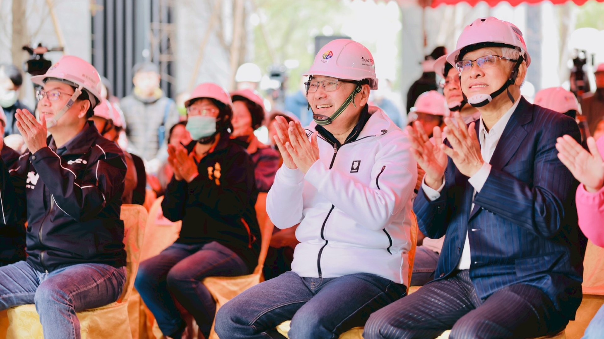 ▲新北市長侯友宜聆聽工程簡報，社宅以「全齡友善」為核心理念。(圖片來源：新北市政府城鄉局)